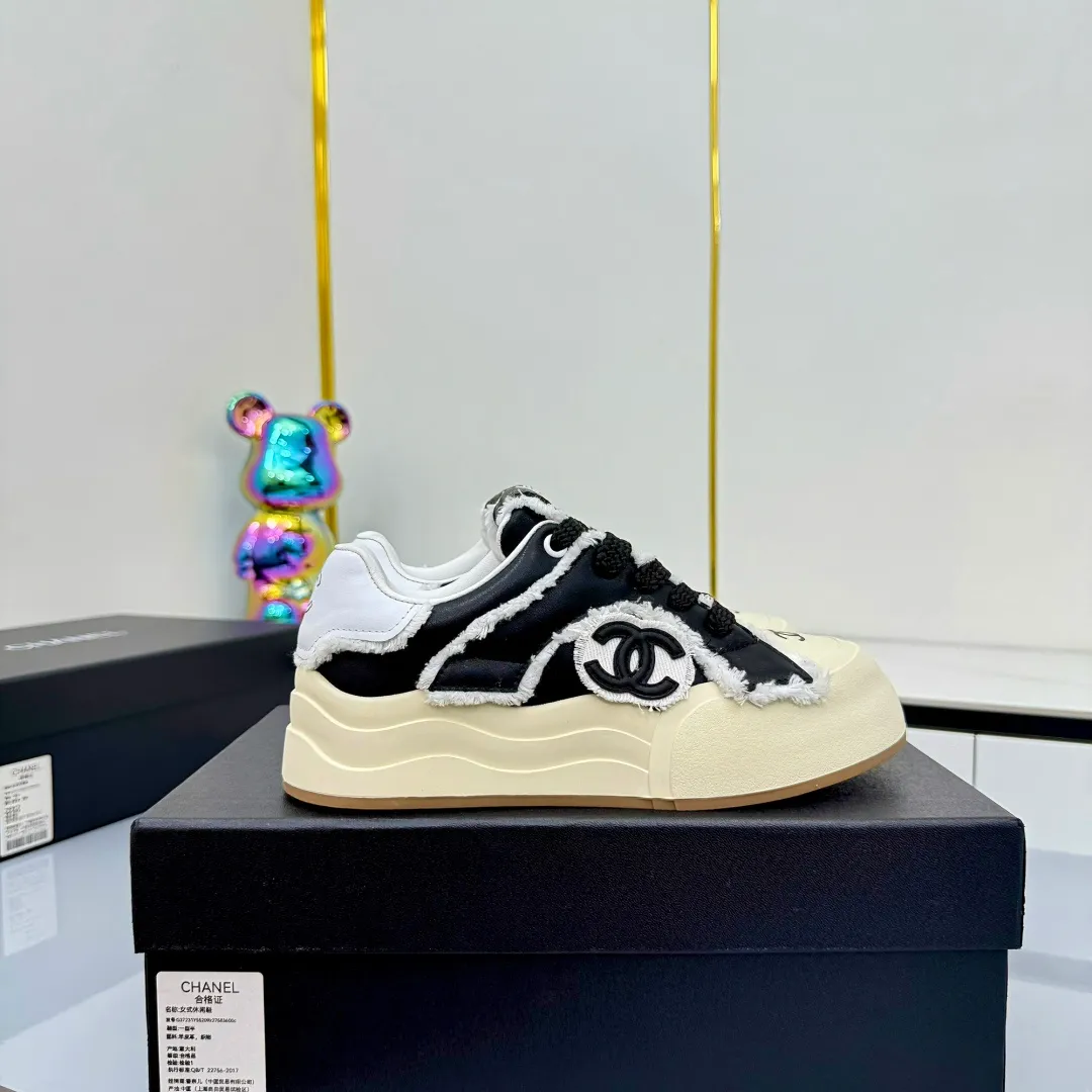 👟👟Ex-factory price 620👟👟 Chanel bread shoes ~ original calfskin panda shoes Chanel 25C latest hot style panda black and white sports shoes casual sneakers Xiaoxiang hot item classic black and white panda color coco girls must pay Fabric: original custom mixed sheepskin lining: original imported breathable mesh lining outsole: Original molded rubber + TPU combination Size: Women's 35-41 Buy now👉